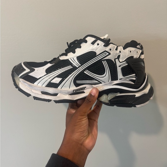 Brand new balenciaga runners size 43/10

Includes Box and extra shoe laces - Picture 4 of 5